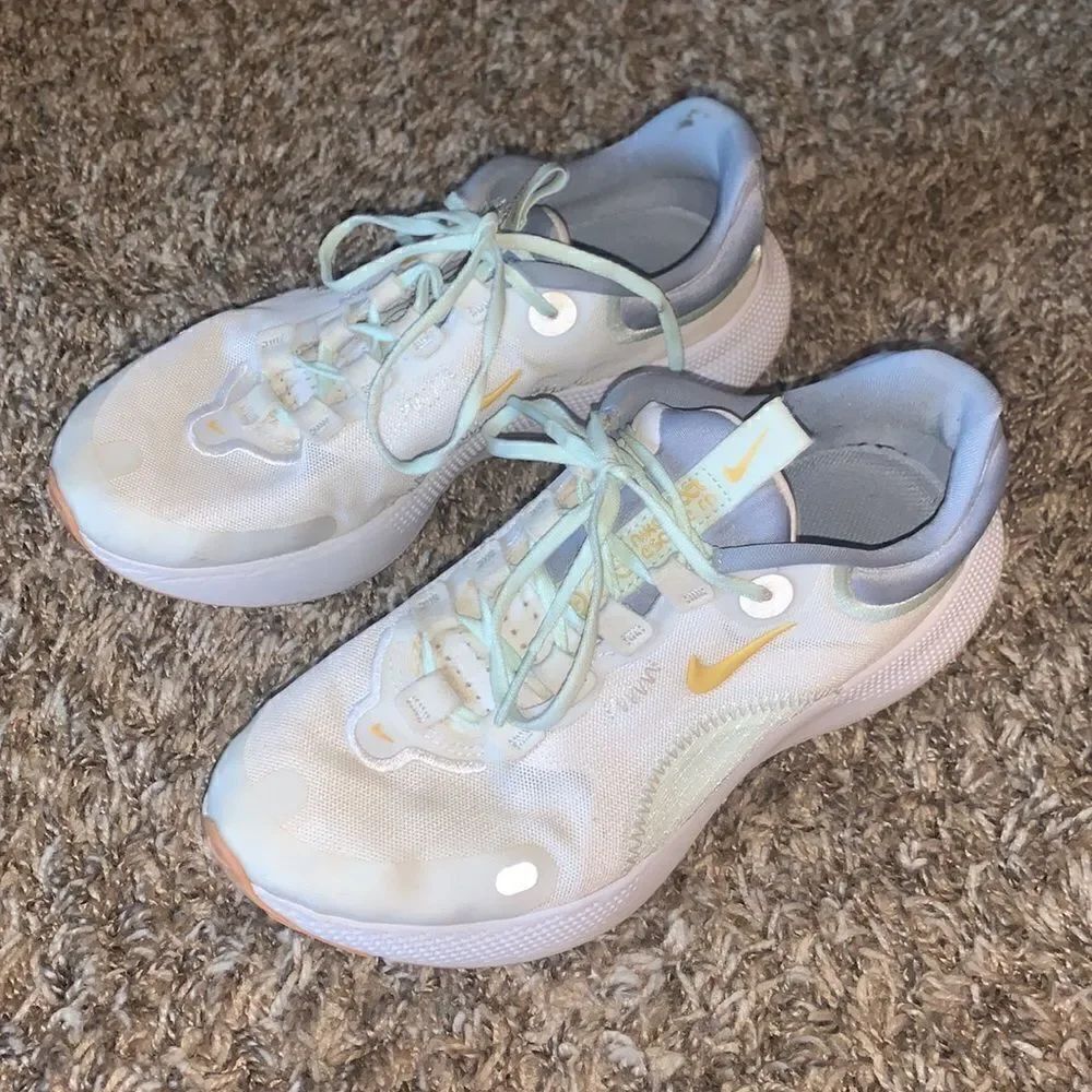 (WMNS) Nike React Escape RN 'White Glacier Grey' CV3817-104 size 6.5.